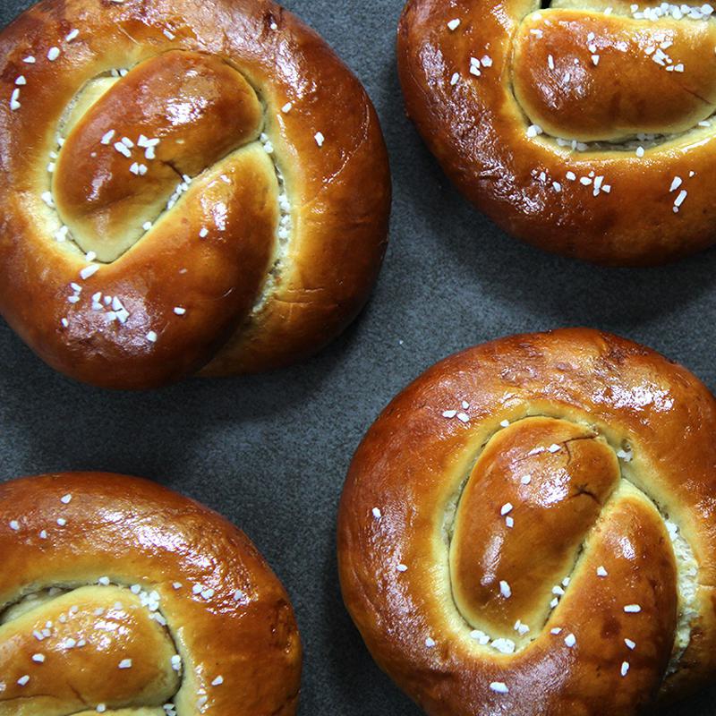 DUTCH COUNTRY PRETZEL ROLL