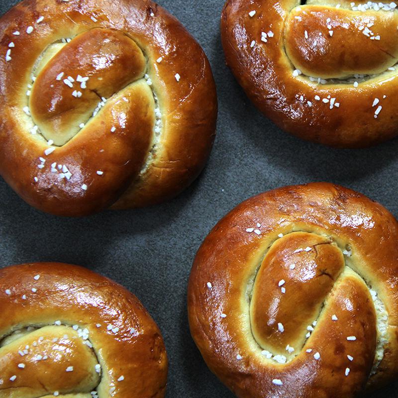 DUTCH COUNTRY  PRETZEL ROLL